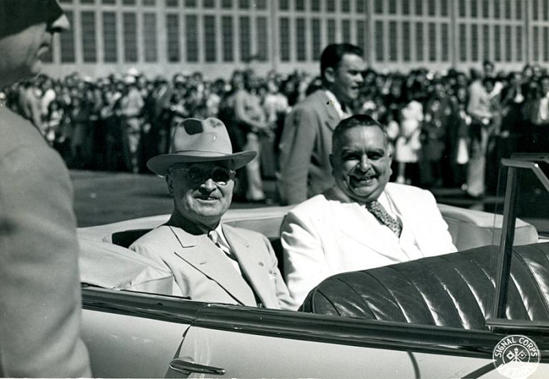 Piñero junto al presidente Harry S. Truman en su visita a PR